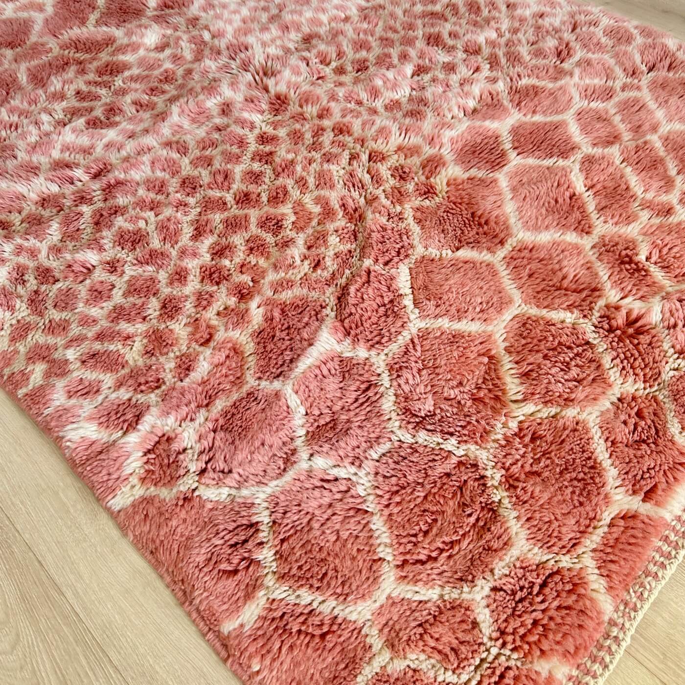 Covor Marocan din Lână Organică - Beni Mrirt Mosaique, Roz Deschis - 200x140 - dens, gros si pufos - ideal pentru dormitor sau camera copii - pe parchet