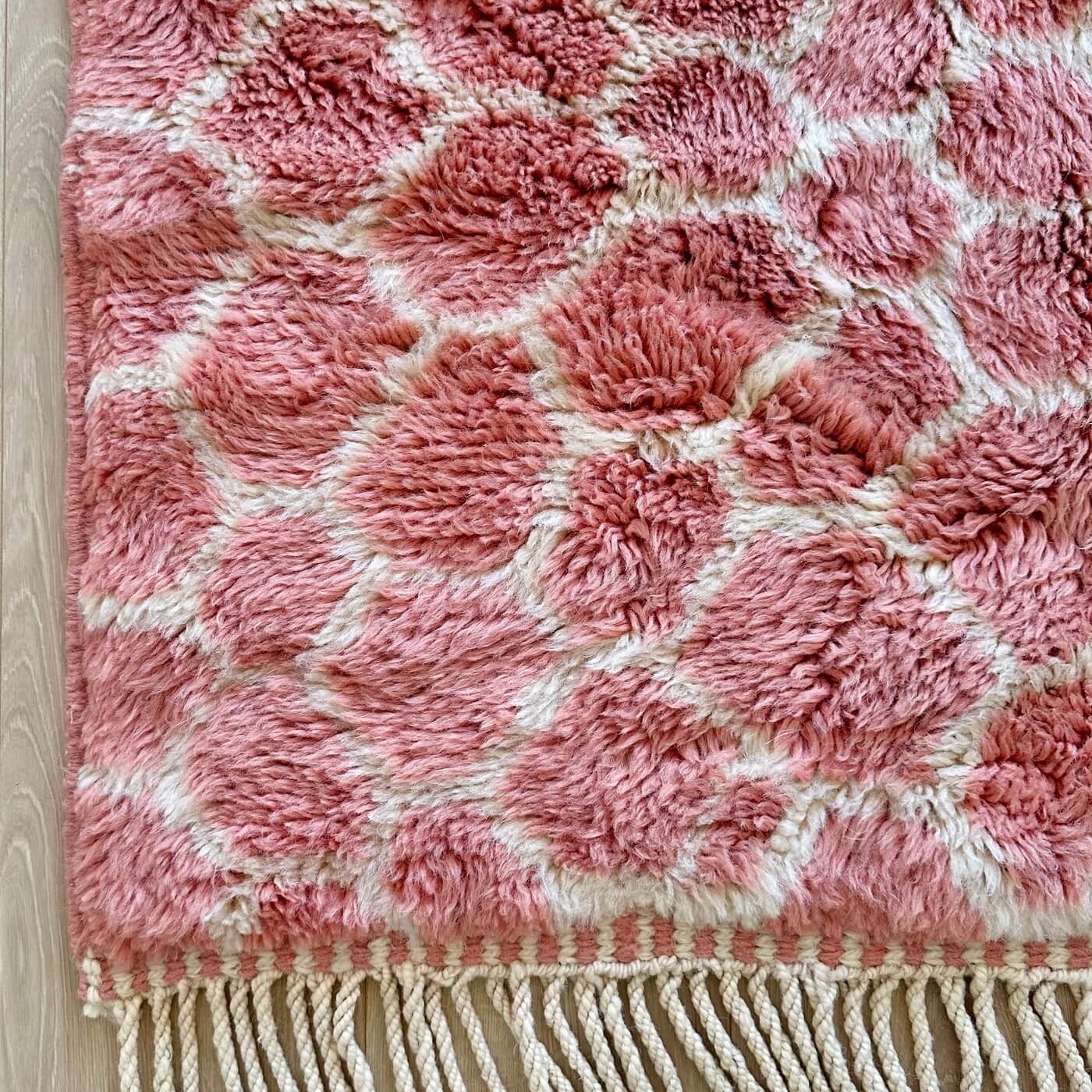 Covor Marocan din Lână Organică - Beni Mrirt Mosaique, Roz Deschis - 200x140 - dens, gros si pufos - ideal pentru dormitor sau camera copii - colț cu ciucuri