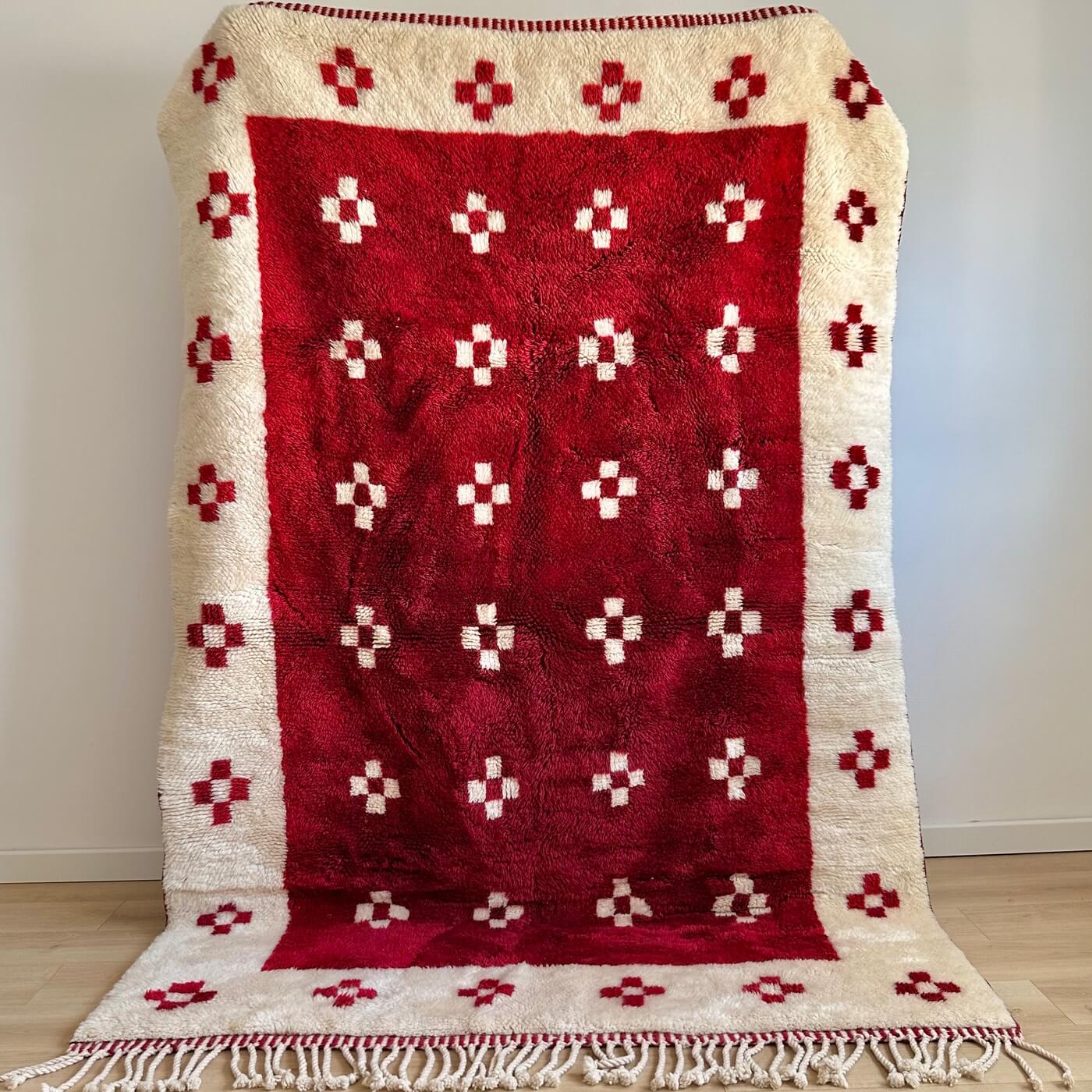 Covor Marocan din Lână Organică - Reflection, Roșu Cireș și Alb - model modern - dens și pufos - 250x165 cm - în picioare