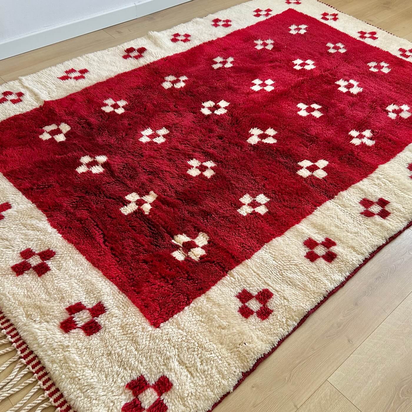 Covor Marocan din Lână Organică - Reflection, Roșu Cireș și Alb - model modern - dens și pufos - 250x165 cm - pe podea