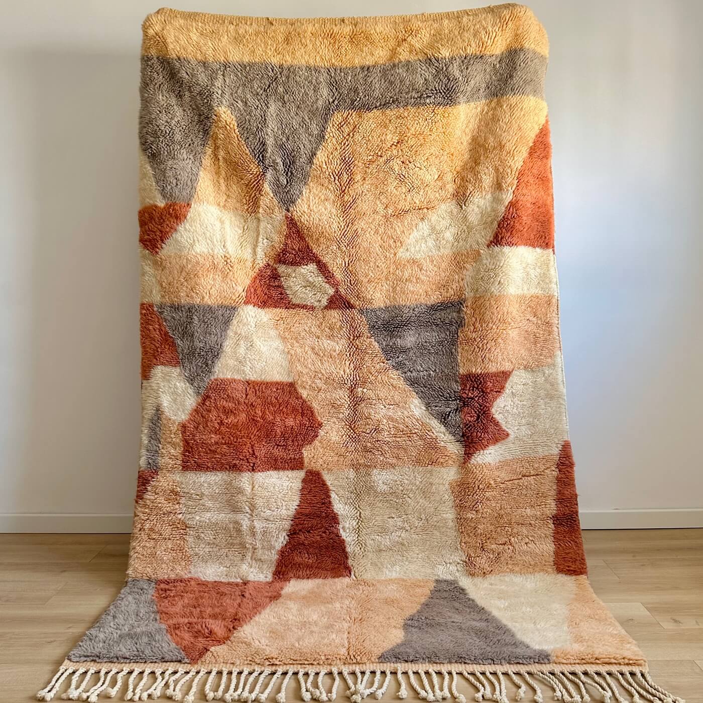 Covor Marocan din Lână Organică - Beni Mrirt Serenity, Multicolor în culori pământii de crem, iersică, teracotă și gri - 260x155 cm - în picioare