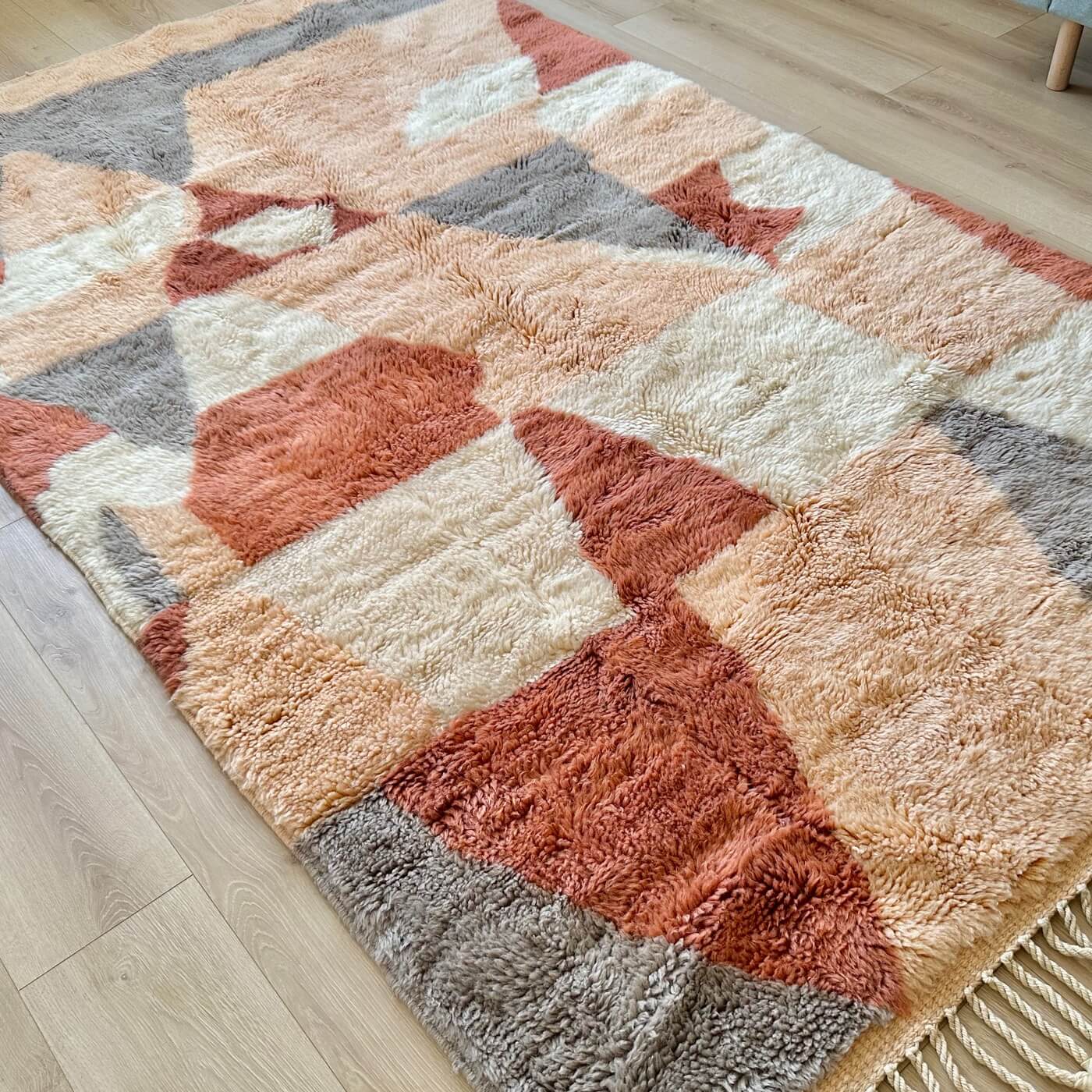 Covor Marocan din Lână Organică - Beni Mrirt Serenity, Multicolor în culori pământii de crem, iersică, teracotă și gri - 260x155 cm - pe podea