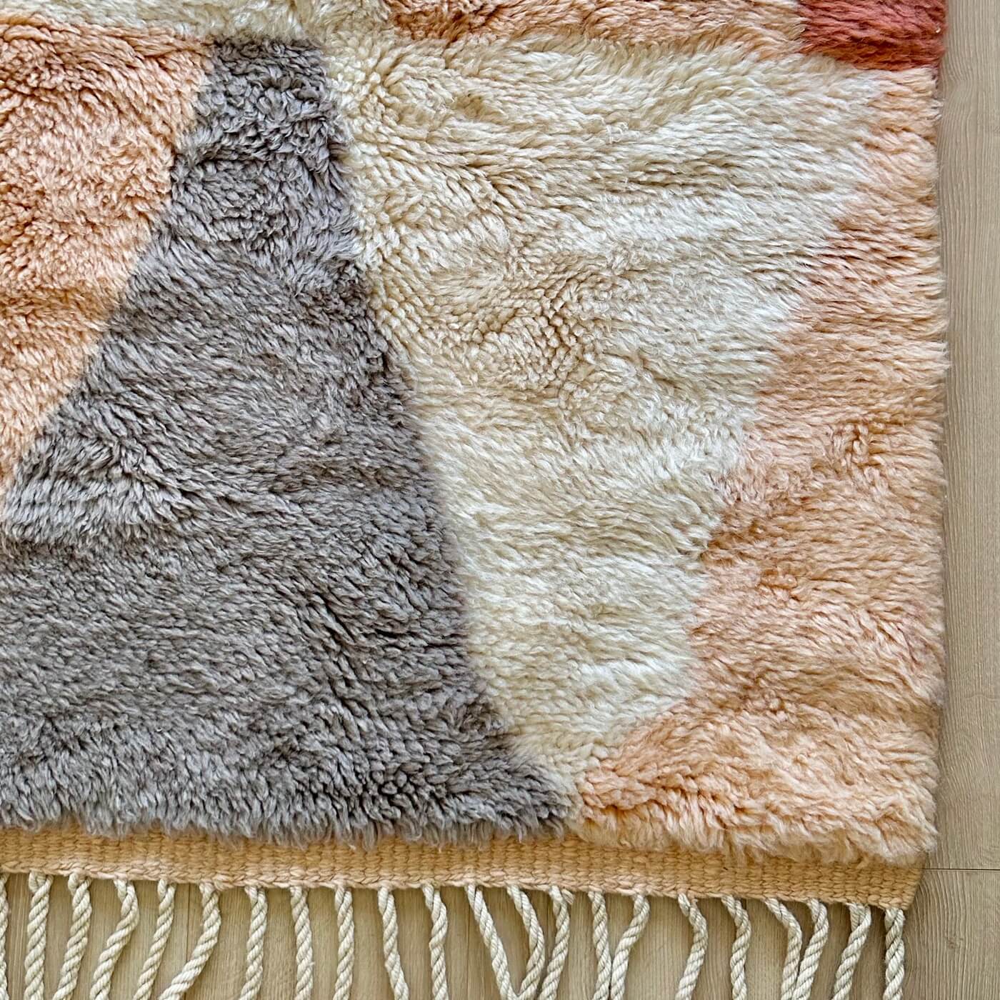Covor Marocan din Lână Organică - Beni Mrirt Serenity, Multicolor în culori pământii de crem, iersică, teracotă și gri - 260x155 cm - ciucuri