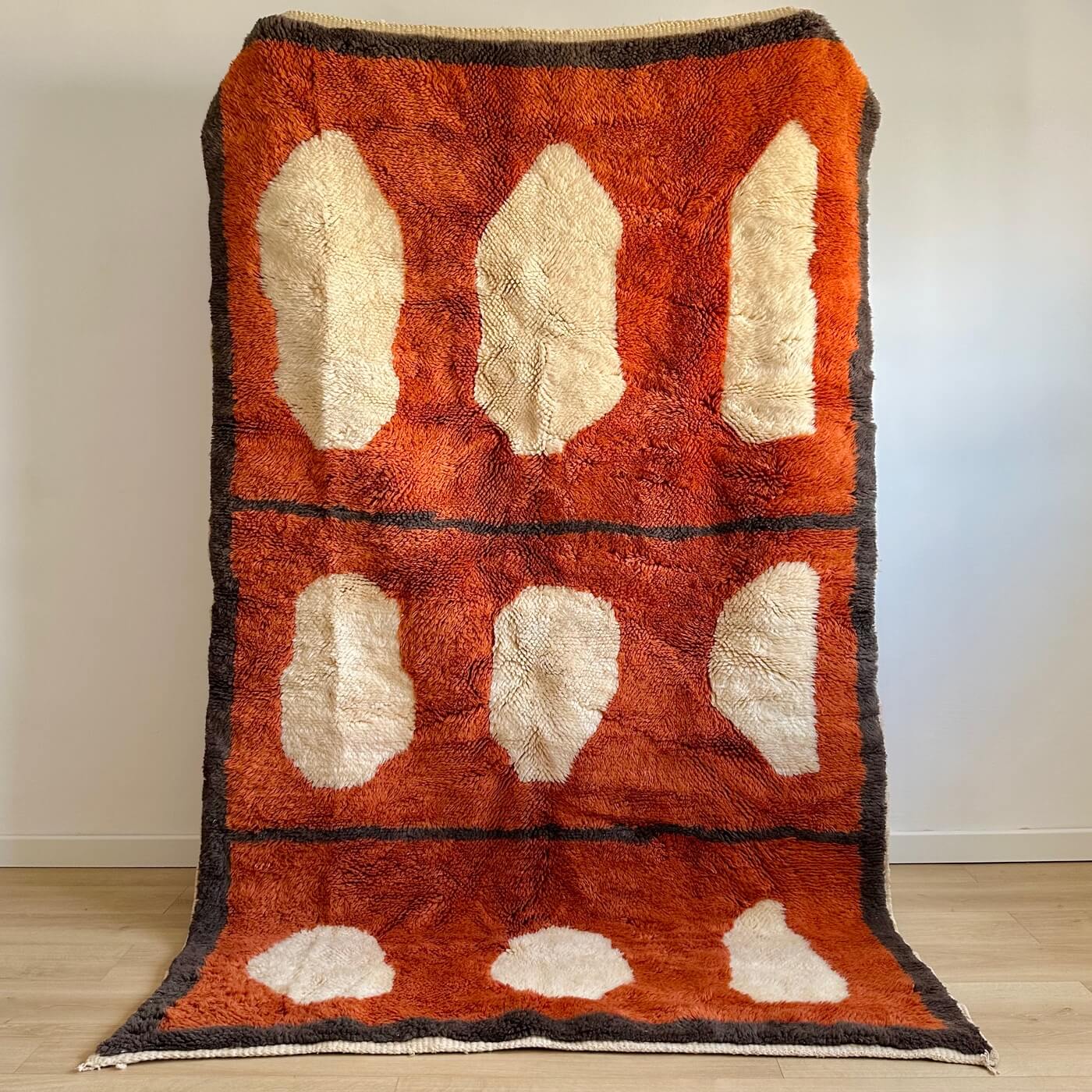Covor Marocan din Lână Organică - Beni Mrirt Tribes - model cu pete în culori teracotă, maro și alb - 250x150 cm - în picioare