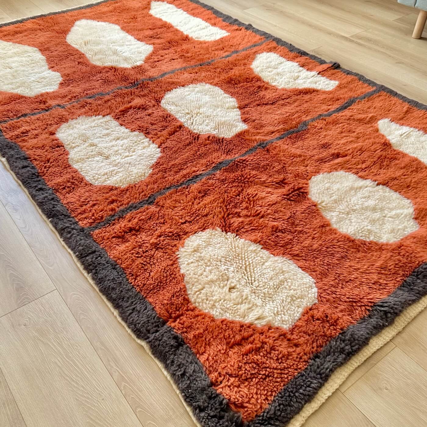 Covor Marocan din Lână Organică - Beni Mrirt Tribes - model cu pete în culori teracotă, maro și alb - 250x150 cm - pe podea