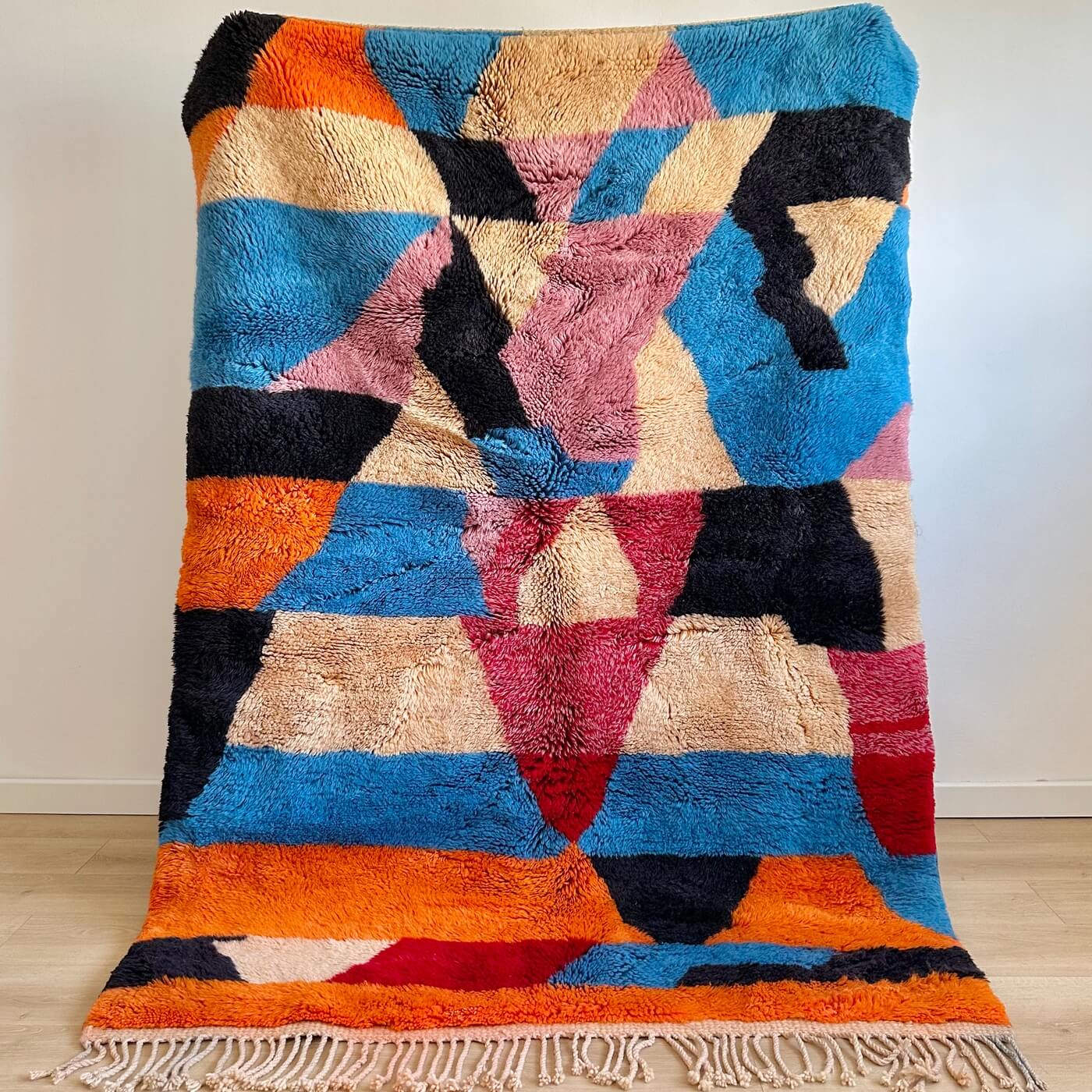 Covor Marocan din Lână Organică - Beni Mrirt Volcano, multicolor Albastru Portocaliu - gros, dens și pufos - pentru living sau dormitor - în picioare