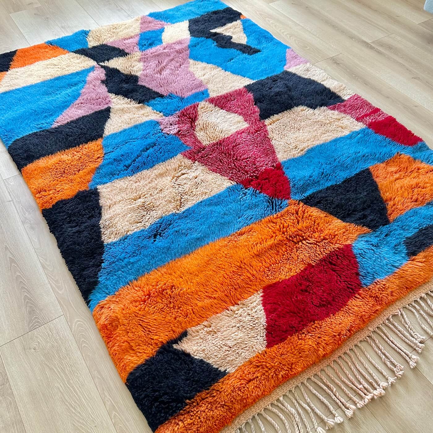 Covor Marocan din Lână Organică - Beni Mrirt Volcano, multicolor Albastru Portocaliu - gros, dens și pufos - pentru living sau dormitor - întins