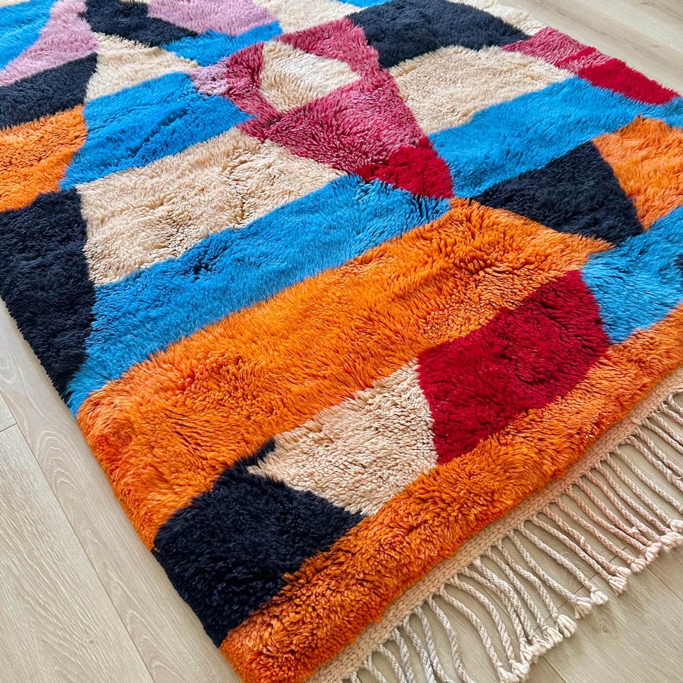 Covor Marocan din Lână Organică - Beni Mrirt Volcano, multicolor Albastru Portocaliu - gros, dens și pufos - pentru living sau dormitor - de aproape