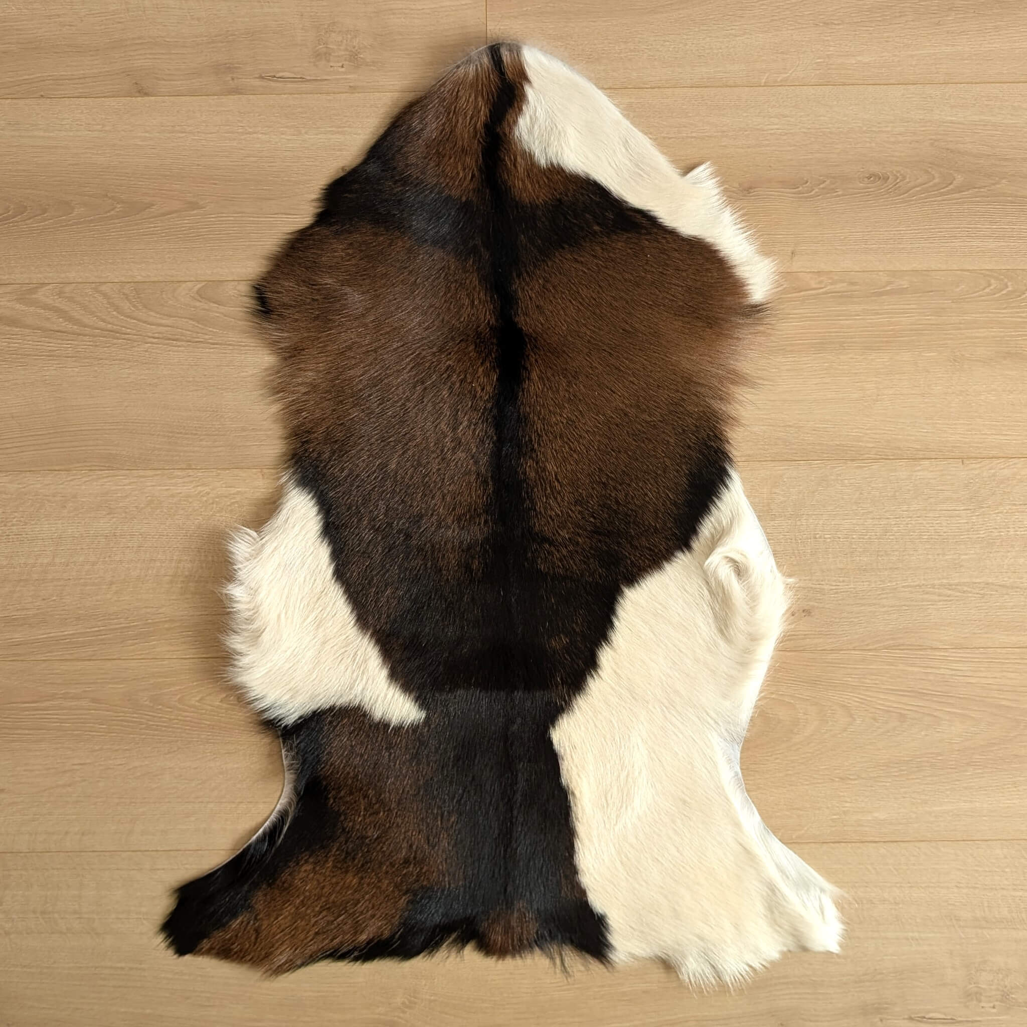 covor din piele naturala de capra tricolora de dimensiuni mici