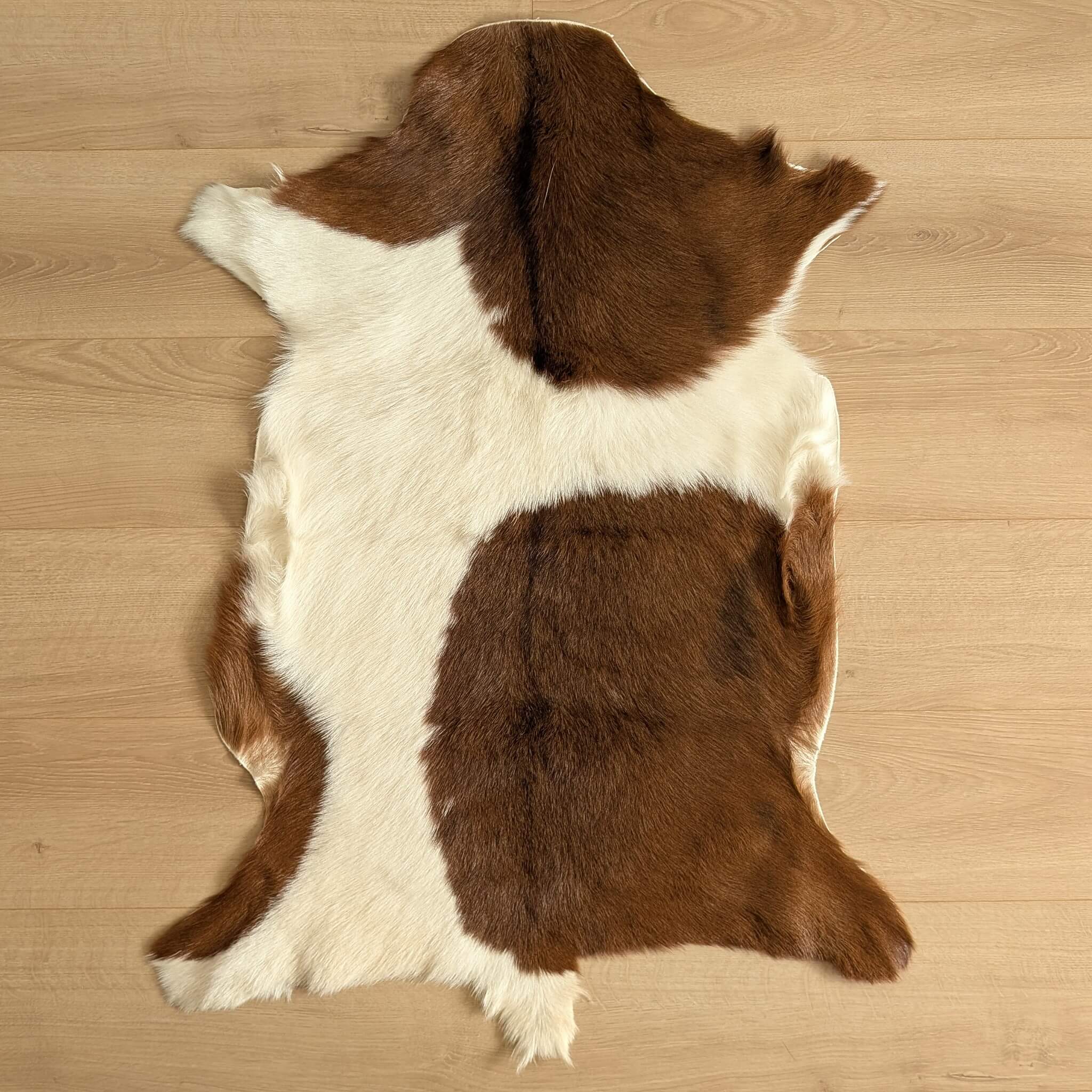 covor din piele naturala de capra maro cu alb de aproape 100cm