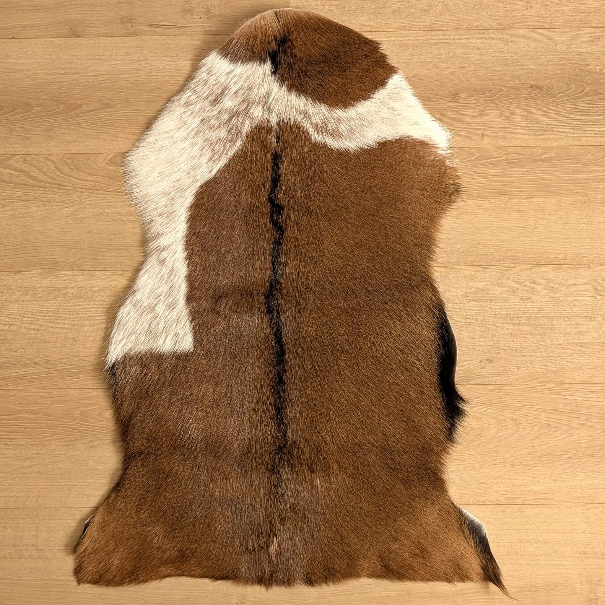 covor din piele naturala de capra tricolora cu dimensiunea de aproximativ 90 cm