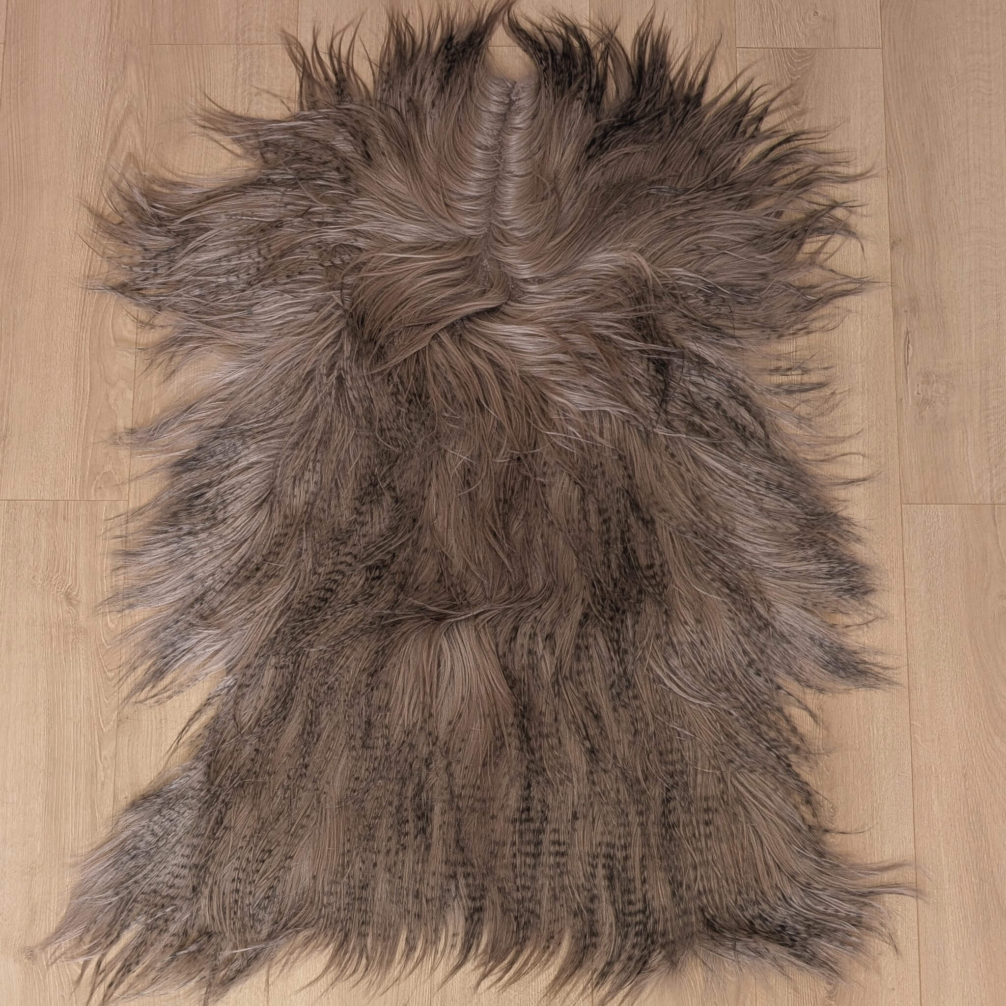 Covor din piele naturala de capra mongola cu fir extra lung si ondulat, nuanta gri maroniu varianta 2