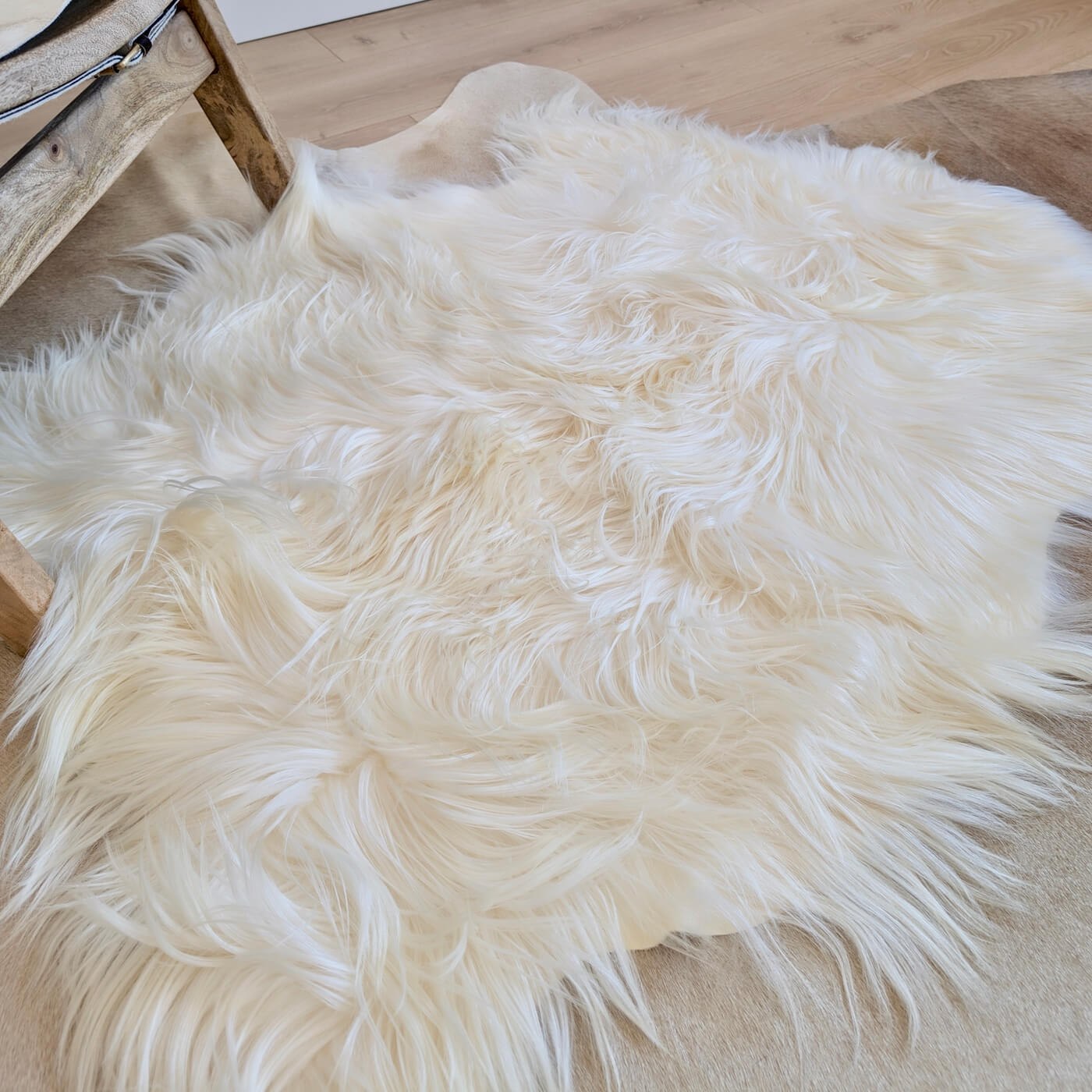 Covor din piele naturala de capra mongola cu fir extra lung si ondulat, nuanta alb ivory, de aproape