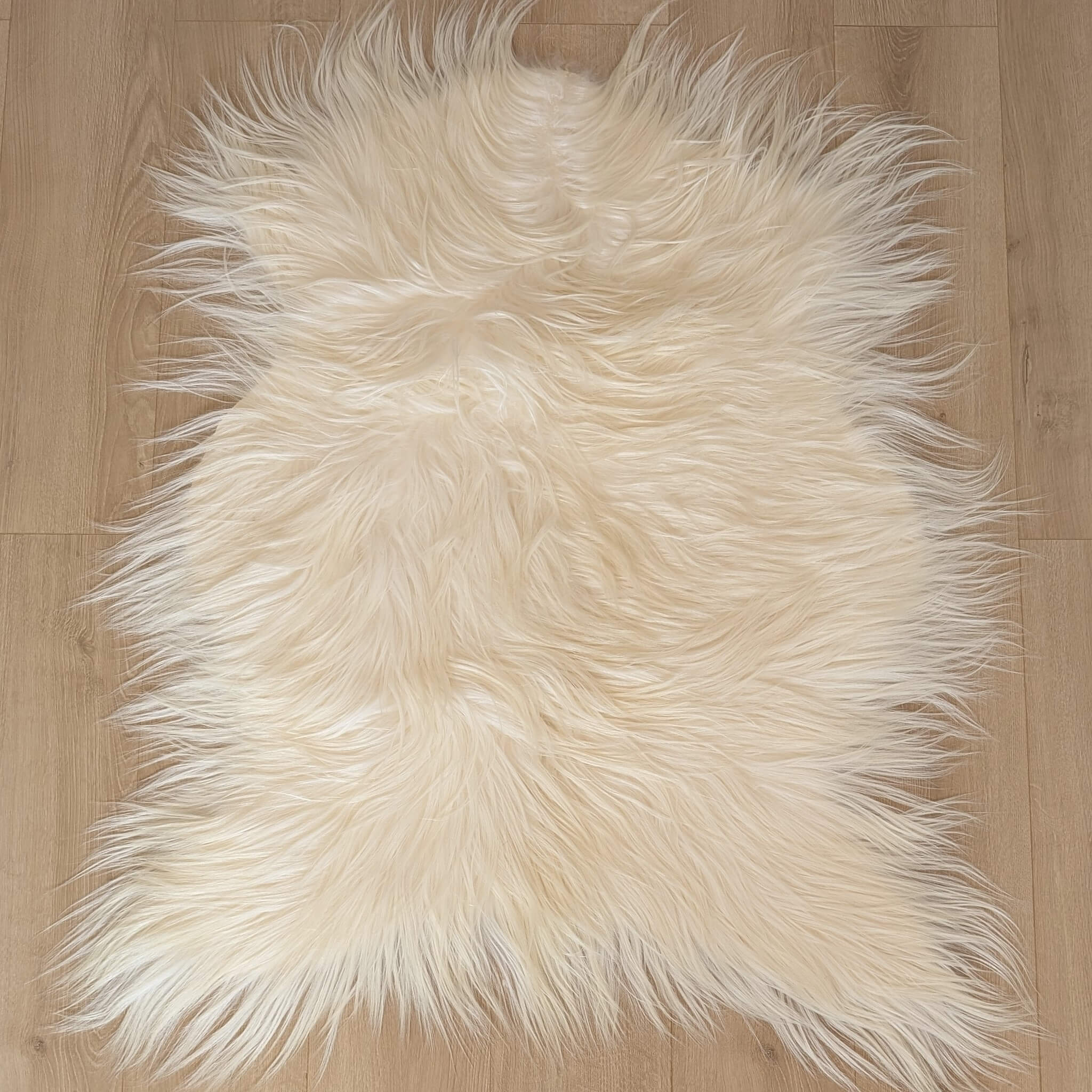 Covor din piele naturala de capra mongola cu fir extra lung si ondulat, nuanta alb ivory varianta 1