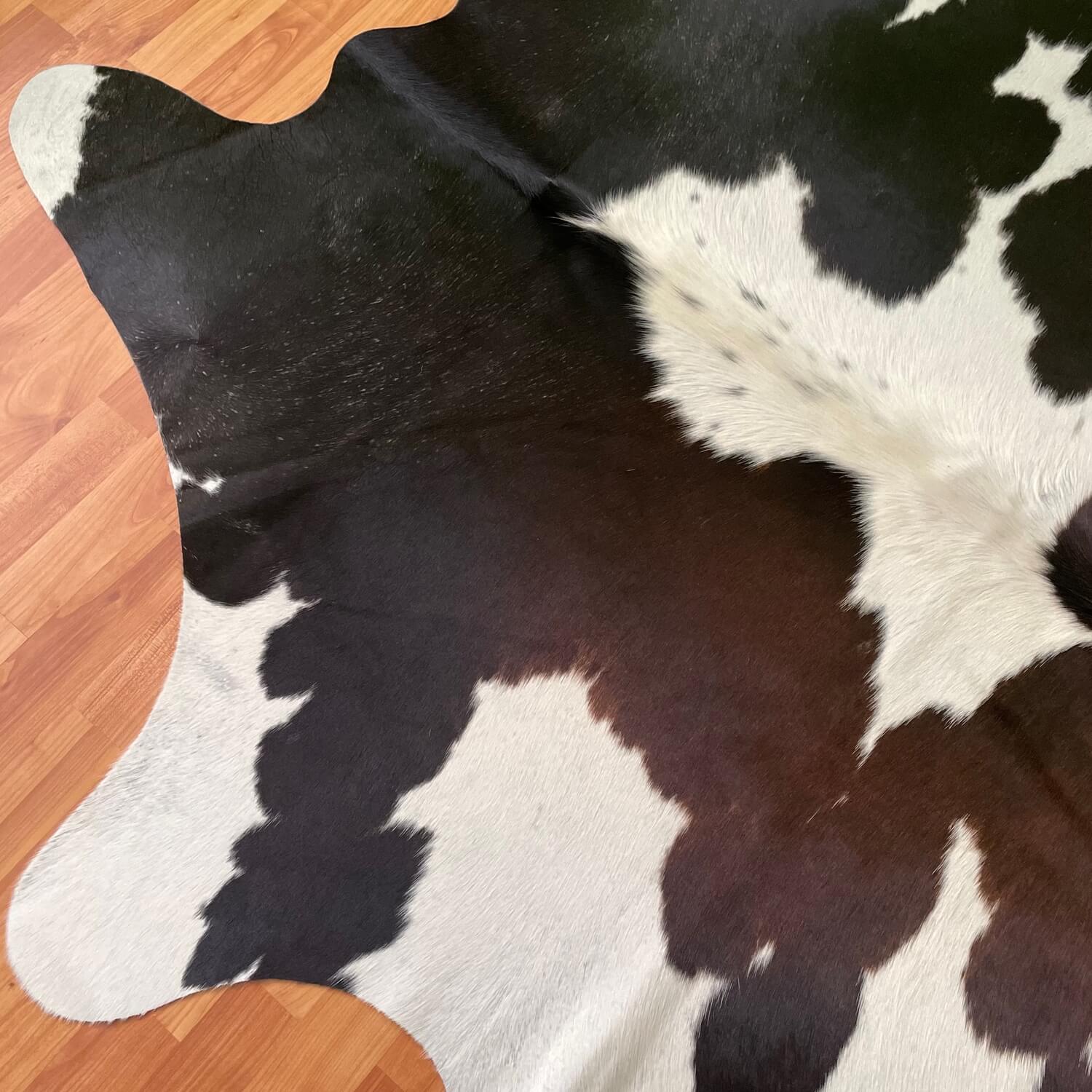 covor din piele naturala de vaca din brazilia tricolor cu pete, mango+bloom