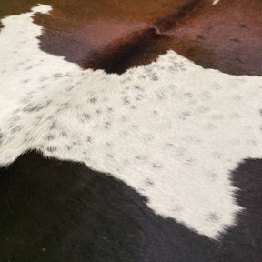 covor din piele naturala de vaca tricolor, alb pete maro si negre, zoom