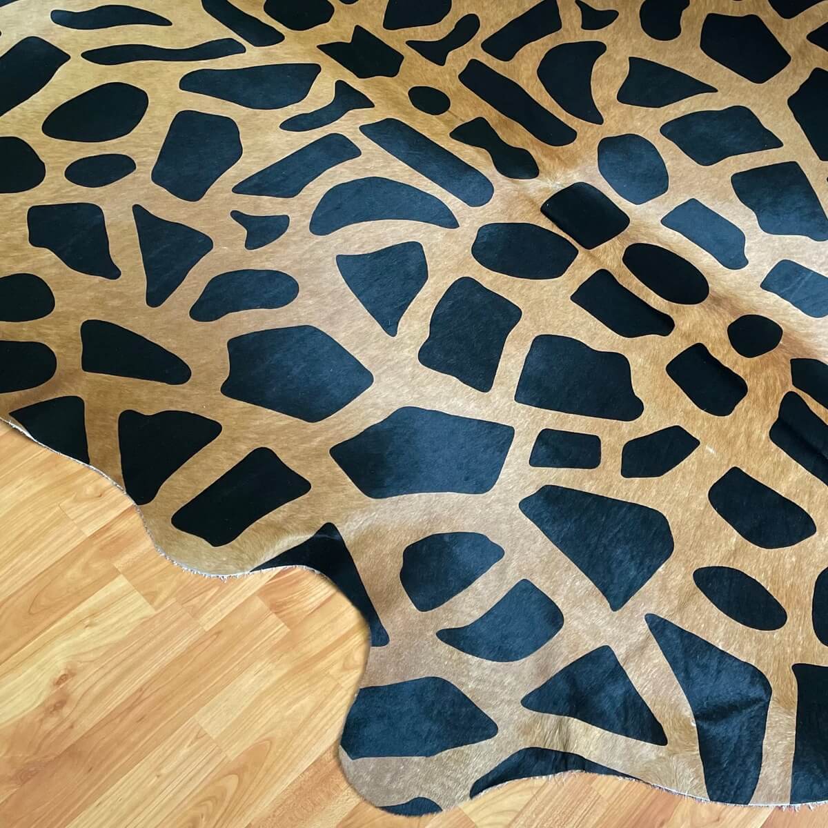 covor din piele de vaca natural cu imprimeu girafa, pe podea