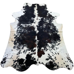 covor din piele de vaca alb pestrit cu pete maro si negre, mango+bloom