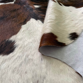 covor piele de vaca alb naturala pestrit tricolor maro si negru, zoom