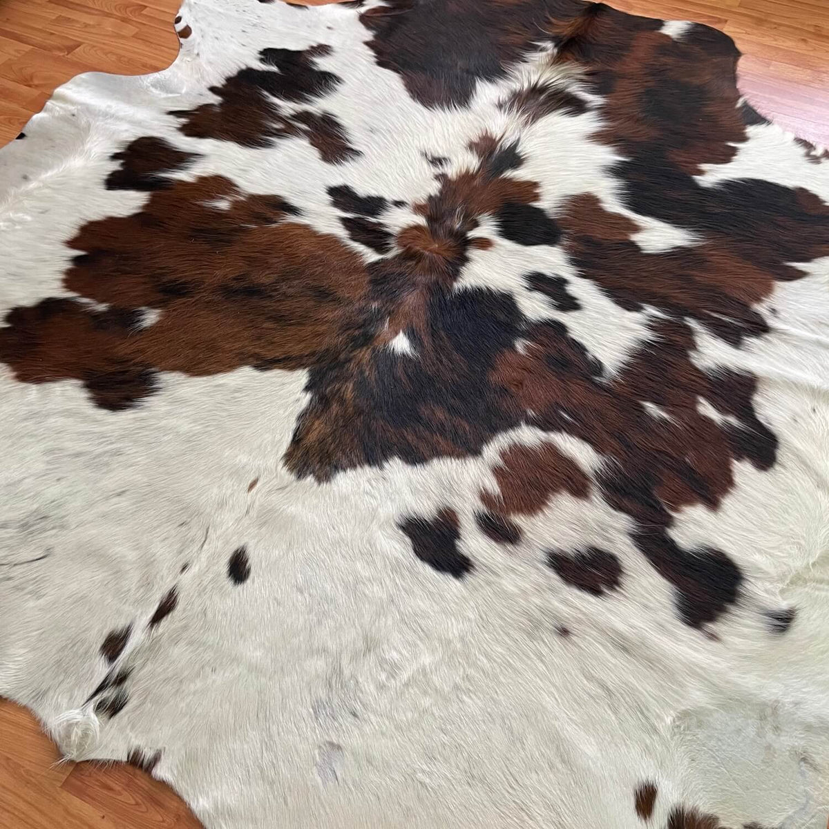 covor piele de vaca alb naturala pestrit tricolor maro si negru, mango+bloom