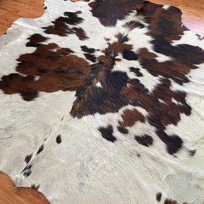 covor piele de vaca alb naturala pestrit tricolor maro si negru, mango+bloom