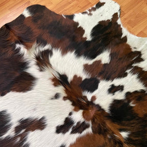 covor piele de vaca alb naturala pestrit tricolor maro si negru, mango+bloom