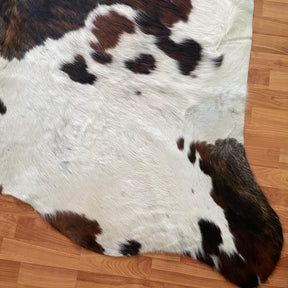 covor piele de vaca alb naturala pestrit tricolor maro si negru, mango+bloom