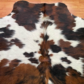 covor piele de vaca alb naturala pestrit tricolor maro si negru, mango+bloom