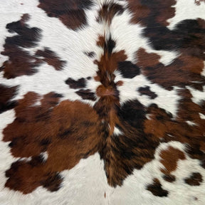 covor piele de vaca alb naturala pestrit tricolor maro si negru, mango+bloom