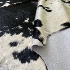 covor din piele de vaca alb-negru pestrit, zoom