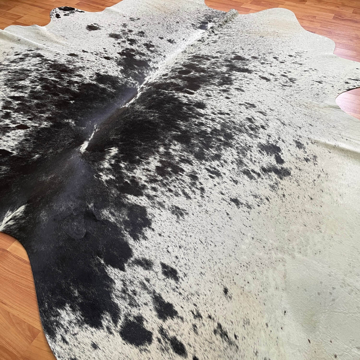 covor din piele de vaca alb cu negru pestrit, mango+bloom