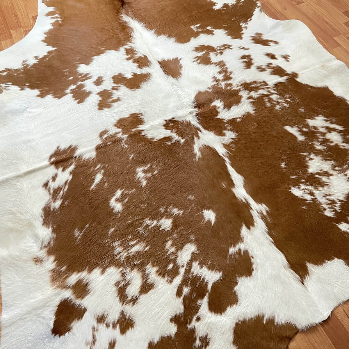 covor din piele naturala de vaca alb cu pete de dimensiuni mari mango+bloom