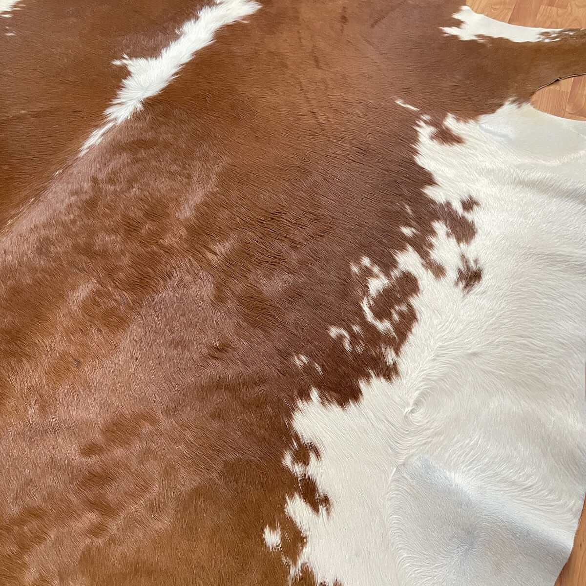 covor din piele de vaca de dimensiuni XXL rosu cu margini albe, mango+bloom