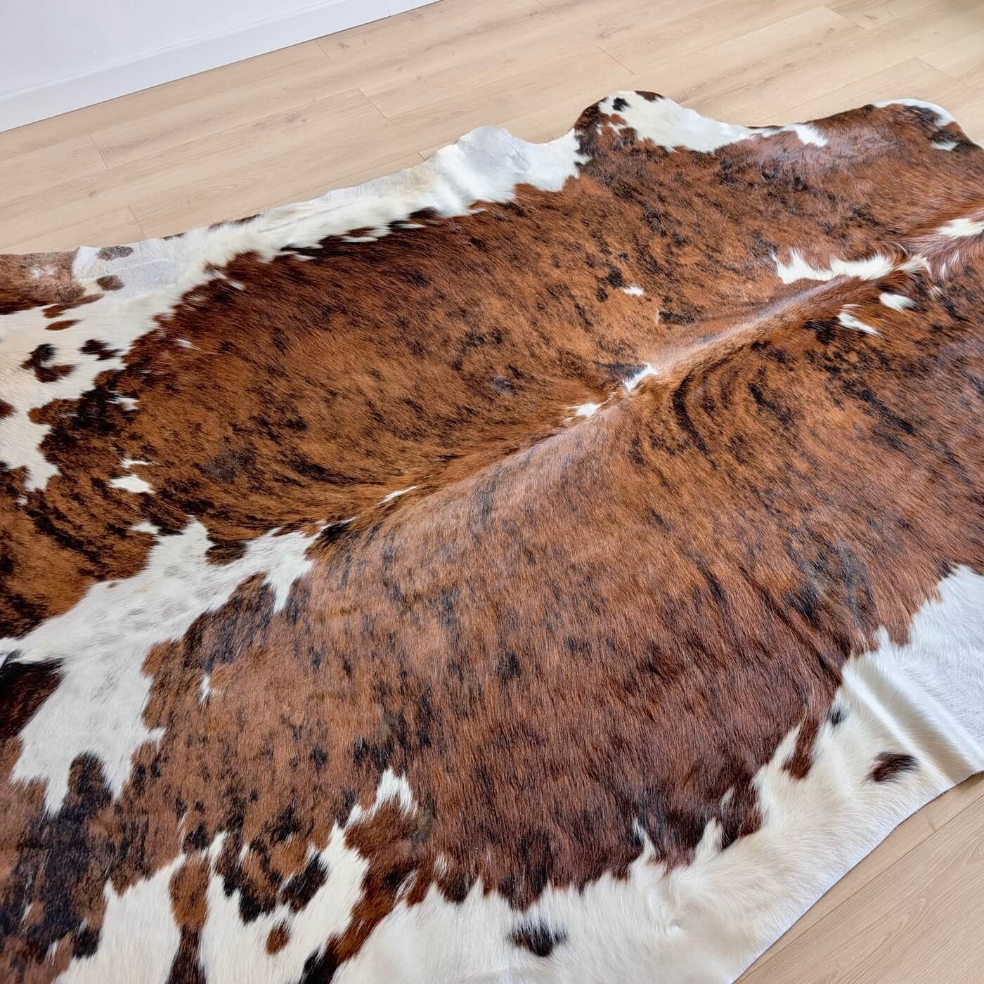 Covor din Piele de Vacă - Exotic (245cm x 230cm) - mărime XXL - calitate premium - maro și alb