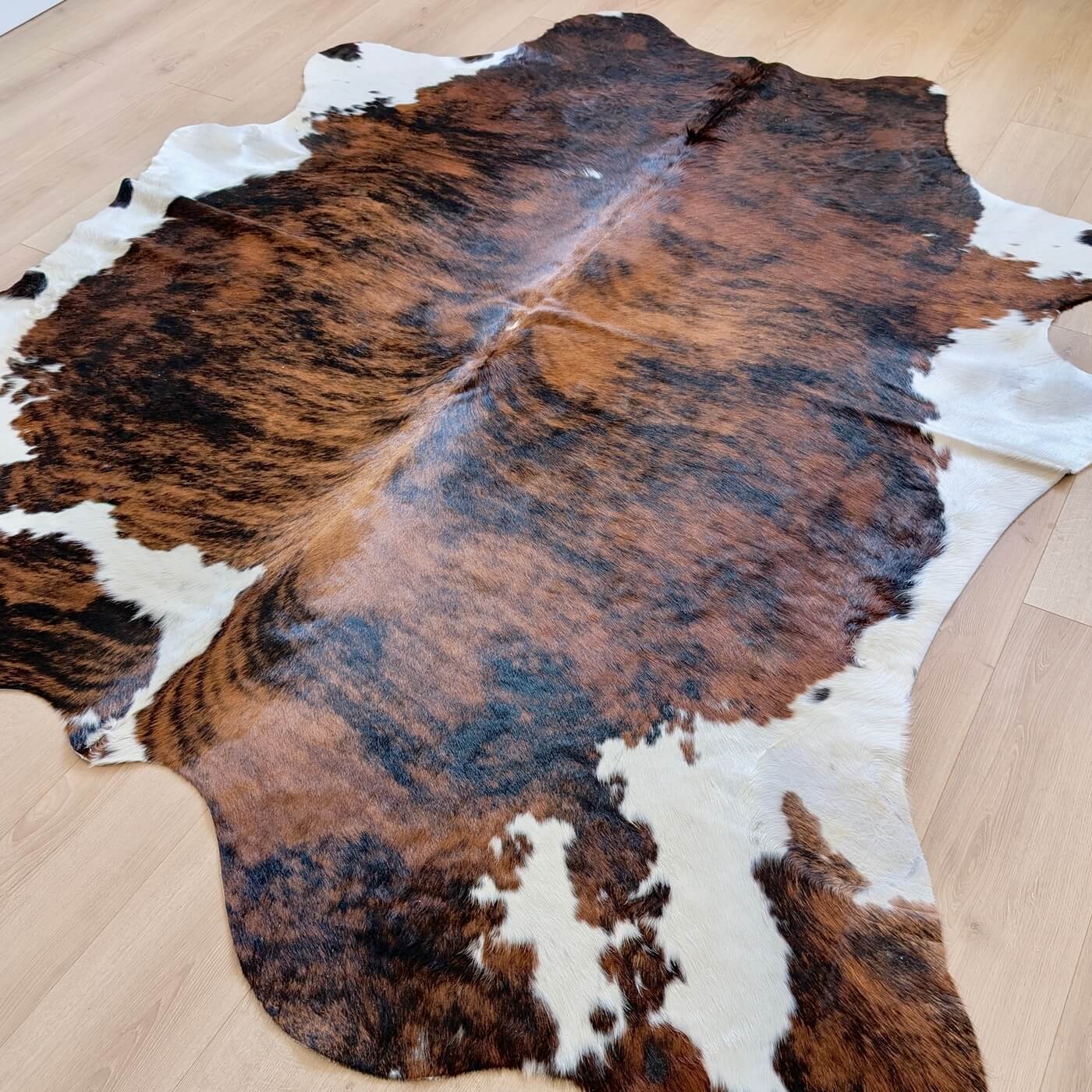 Covor din Piele de Vacă - Exotic (235cm x 215cm) - nuanțe de maro cu striații și alb - mărime XXL - calitate premium - pe podea
