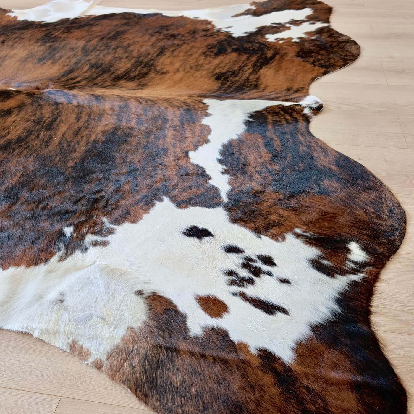 Covor din Piele de Vacă - Exotic (235cm x 215cm) - nuanțe de maro cu striații și alb - mărime XXL - calitate premium - jos