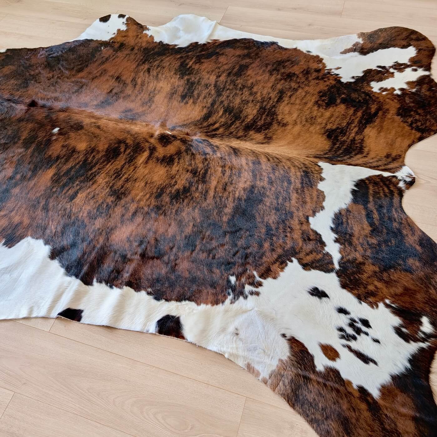 Covor din Piele de Vacă - Exotic (235cm x 215cm) - nuanțe de maro cu striații și alb - mărime XXL - calitate premium - pe parchet