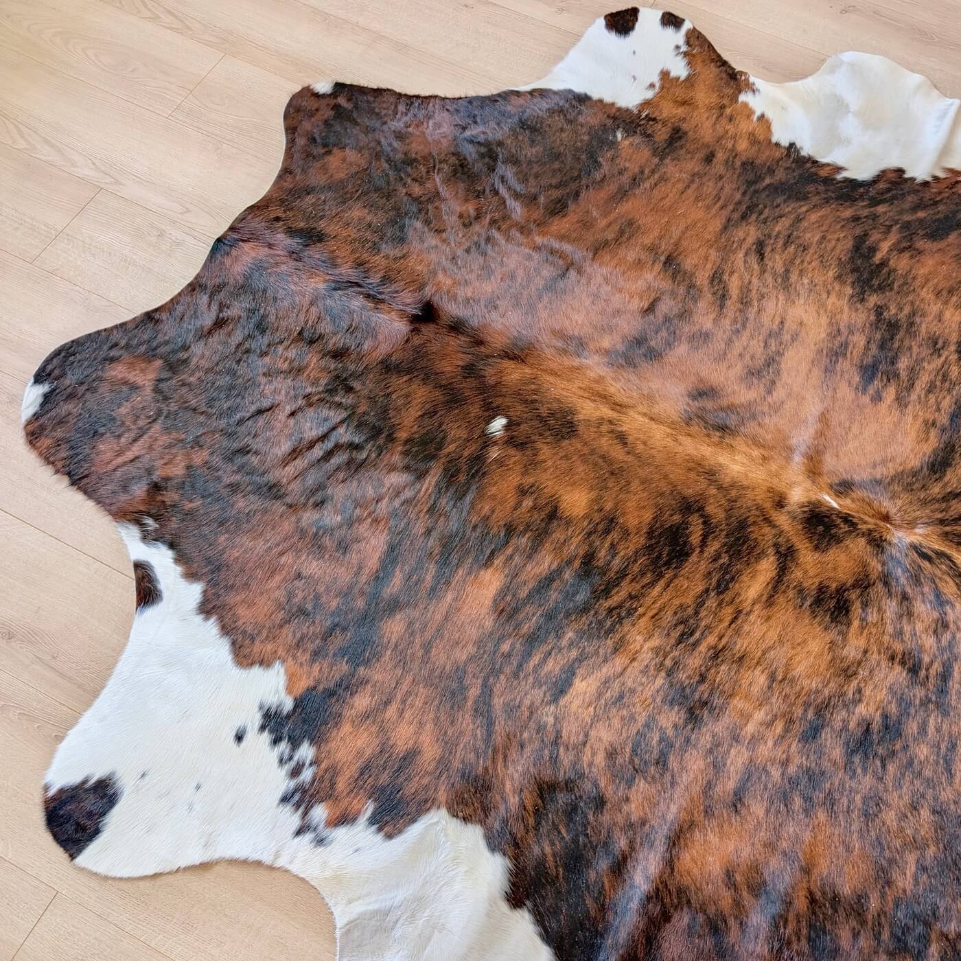 Covor din Piele de Vacă - Exotic (235cm x 215cm) - nuanțe de maro cu striații și alb - mărime XXL - calitate premium - zoom top