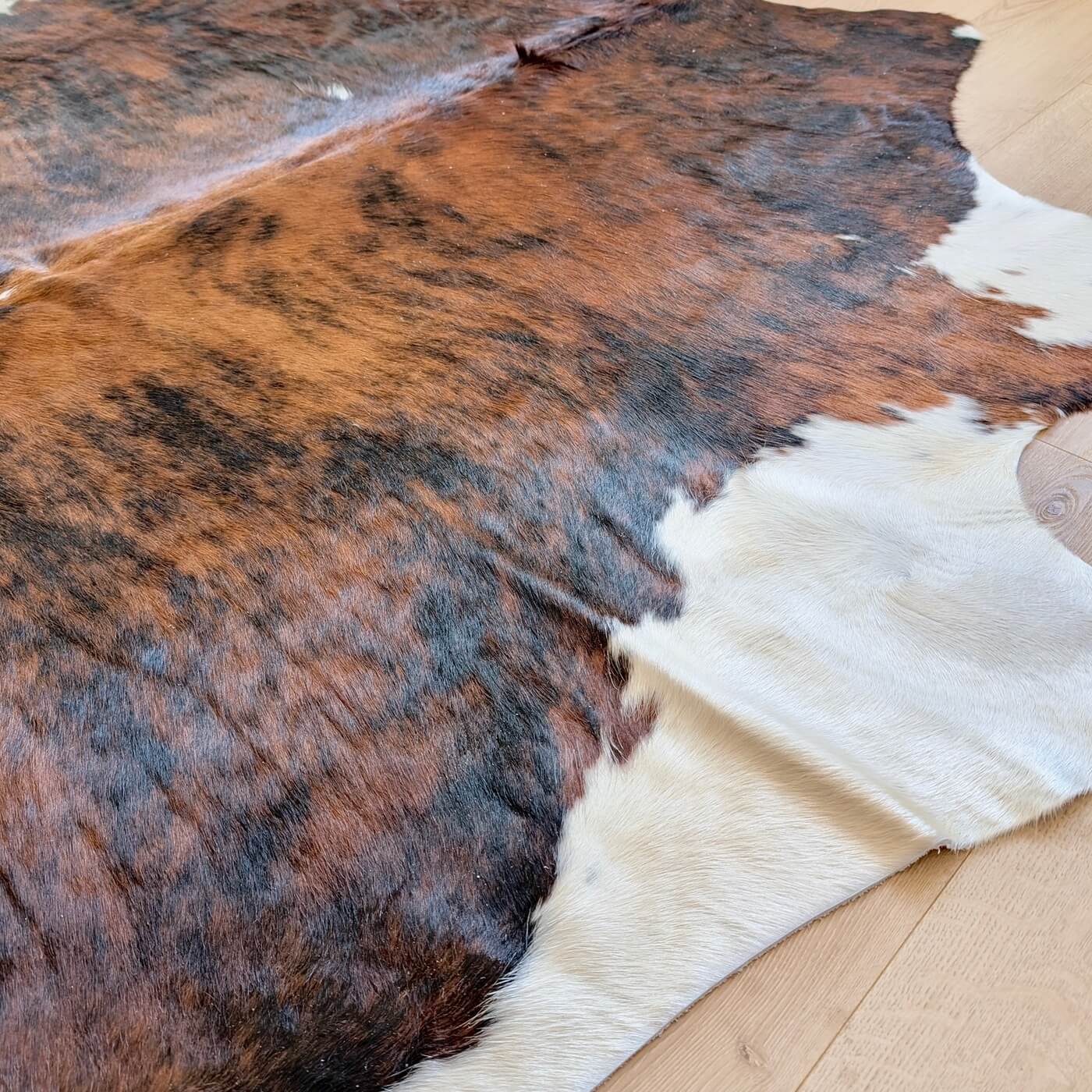 Covor din Piele de Vacă - Exotic (235cm x 215cm) - nuanțe de maro cu striații și alb - mărime XXL - calitate premium - side