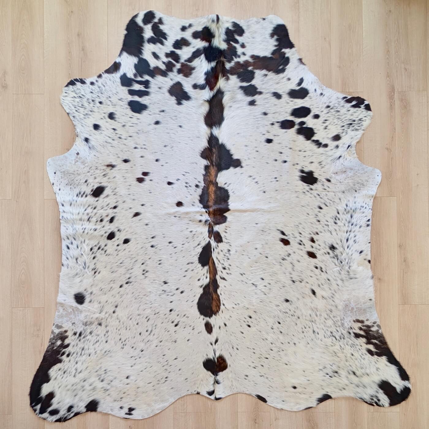 Covor din Piele de Vacă - Alb Pestriț (245cm x 225cm) - tăbăcită superior - mărime XXL perfect pentru living, office, dormitor - de sus