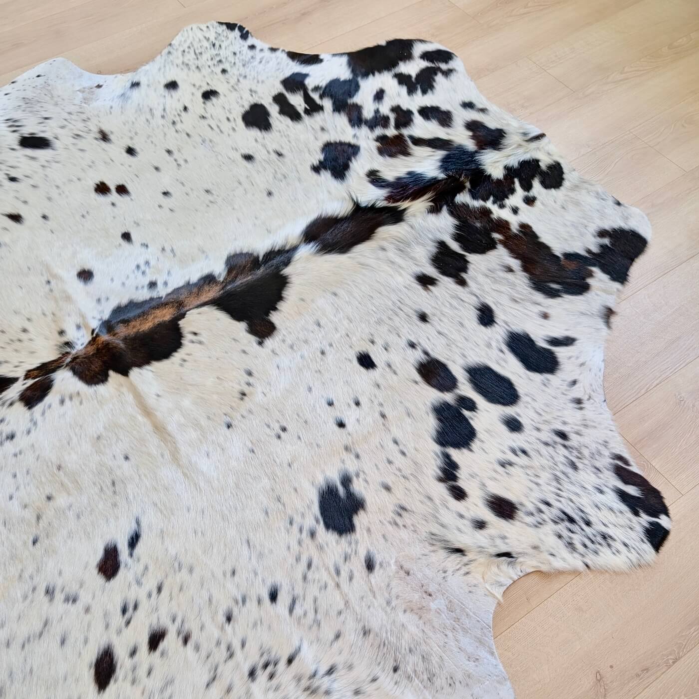 Covor din Piele de Vacă - Alb Pestriț (245cm x 225cm) - tăbăcită superior - mărime XXL - partea de sus