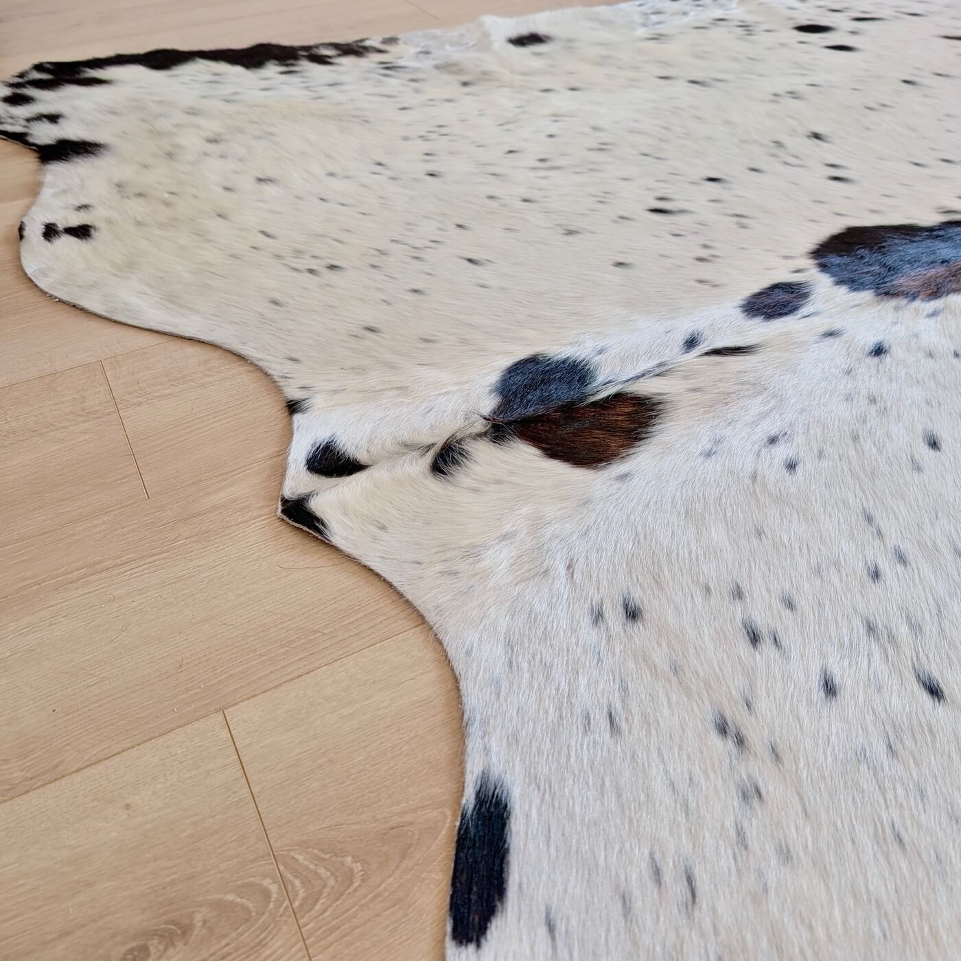 Covor din Piele de Vacă - Alb Pestriț (245cm x 225cm) - tăbăcită superior - mărime XXL - partea de jos