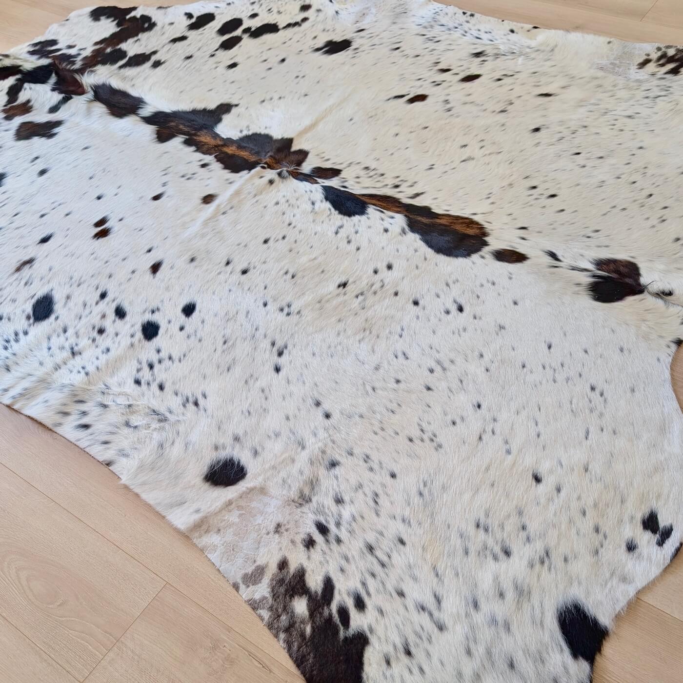 Covor din Piele de Vacă - Alb Pestriț (245cm x 225cm) - tăbăcită superior - mărime XXL perfect pentru living, office, dormitor - întinsă