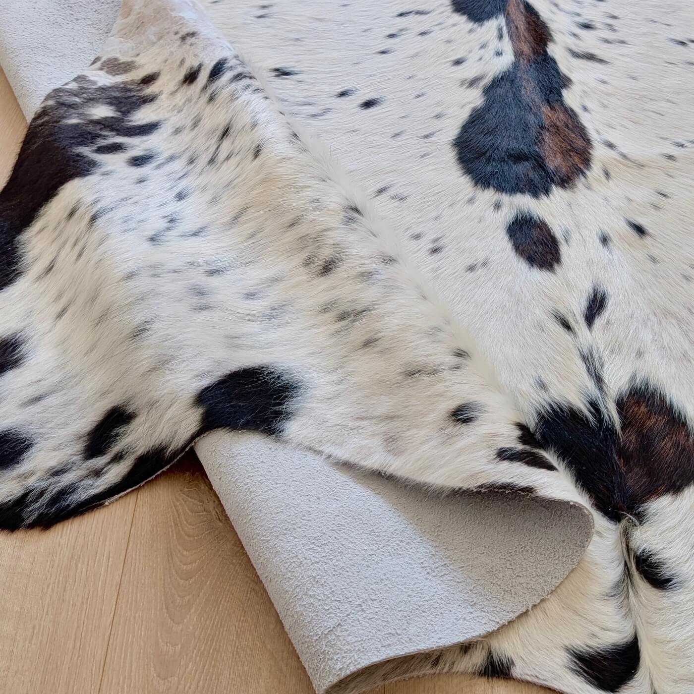 Covor din Piele de Vacă - Alb Pestriț (245cm x 225cm) - tăbăcită superior - mărime XXL - zoom 1