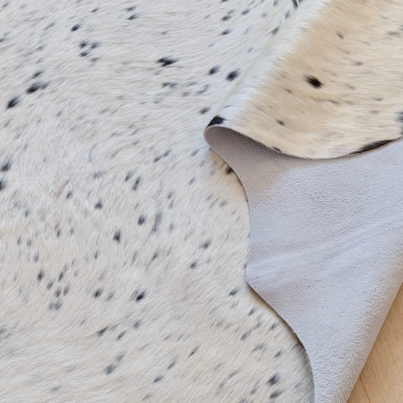 Covor din Piele de Vacă - Alb Pestriț (245cm x 225cm) - tăbăcită superior - mărime XXL - calitate