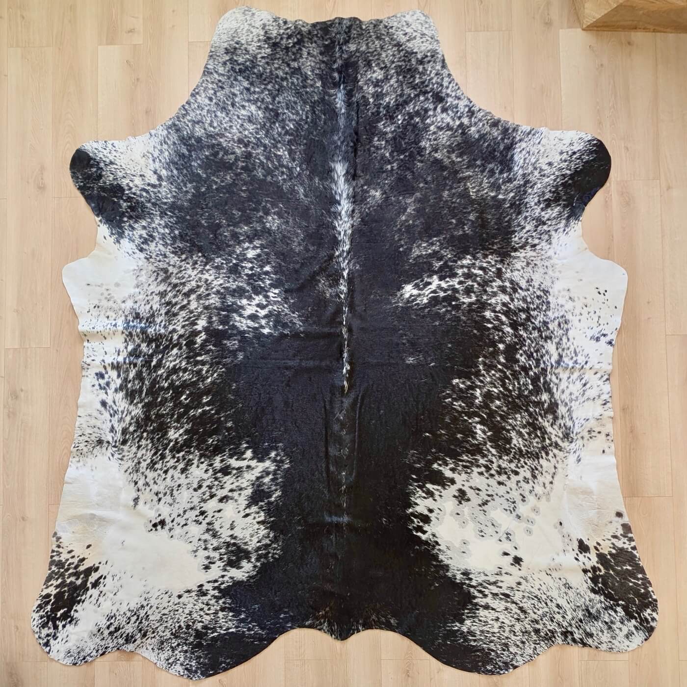 Covor din Piele de Vacă - Negru Pestriț (280cm x 250cm) - model pestrit fundal negru si pete albe gri - mărime XXXL - fotografie reală