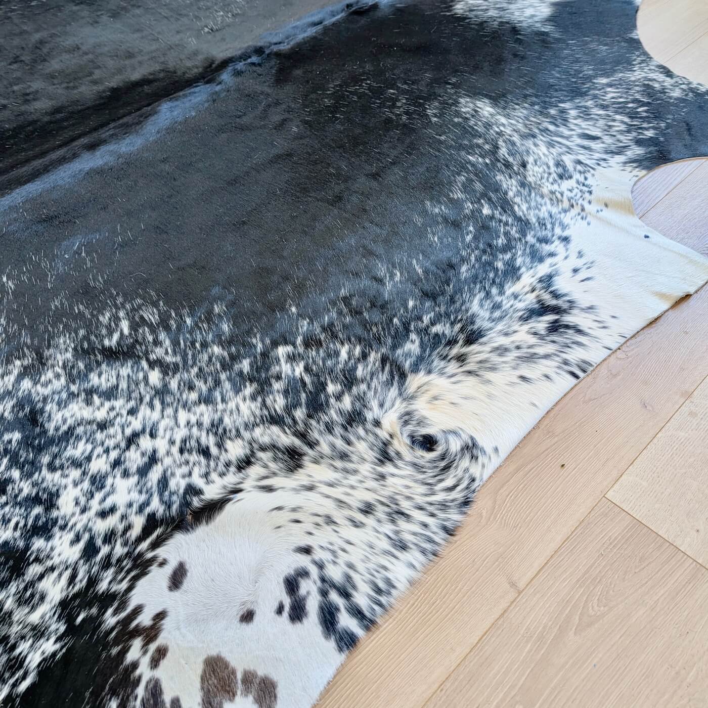 covor din piele de vaca pestrit cu fundal negru si detalii albe si gri - perfect pentru living, studio sau birou - zoom 1