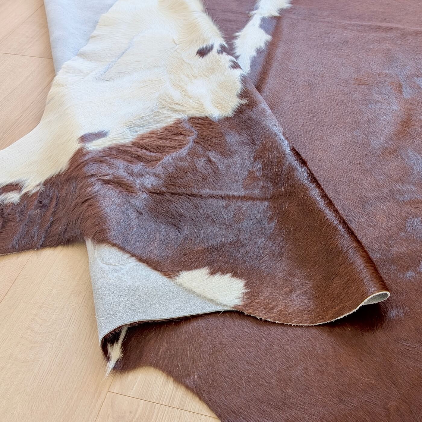 covor piele de vaca culoare maro rosiatic cu margini albe - marime mare perfect pentru living, studio sau birou - zoom
