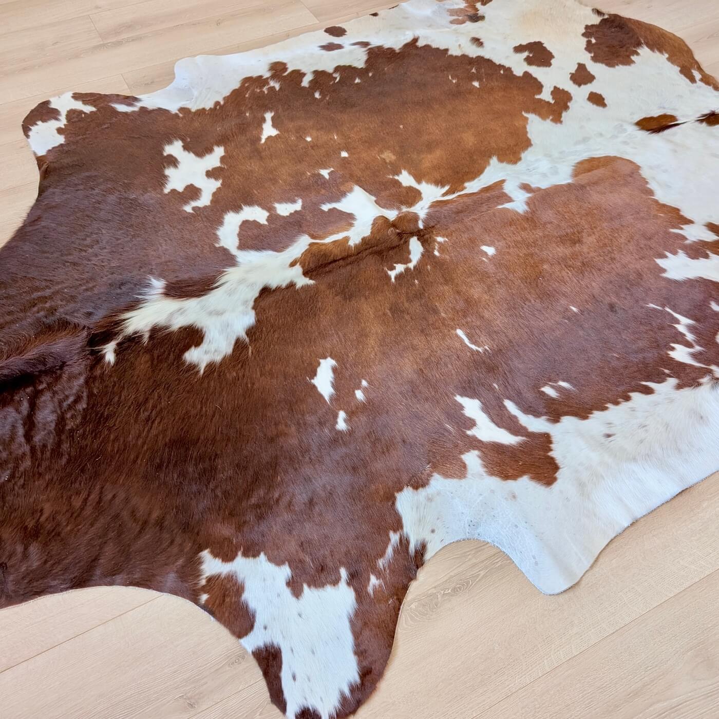 covor piele vaca 100% natural - fotografii reale - marime XL - maro cu pete albe - perfect pentru living, studio sau birou - pe podea