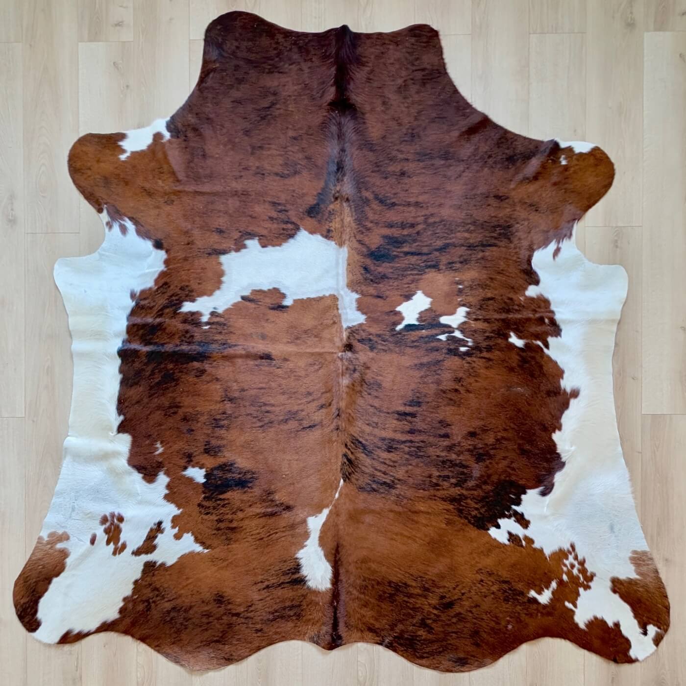 covor piele vaca cu model exotic - culoare maro cu pete albe - marime XL pentru living, studio sau birou - tabacita premium 